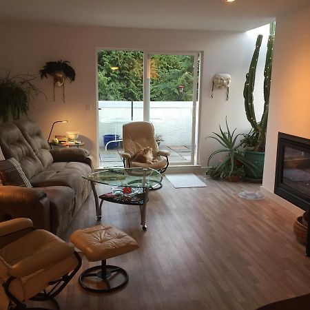 A Room At The Camelia Bed And Breakfast Tsawwassen Extérieur photo