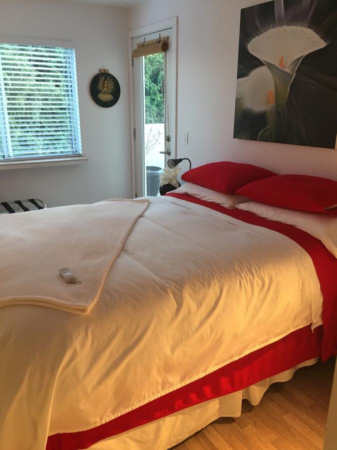 A Room At The Camelia Bed And Breakfast Tsawwassen Extérieur photo